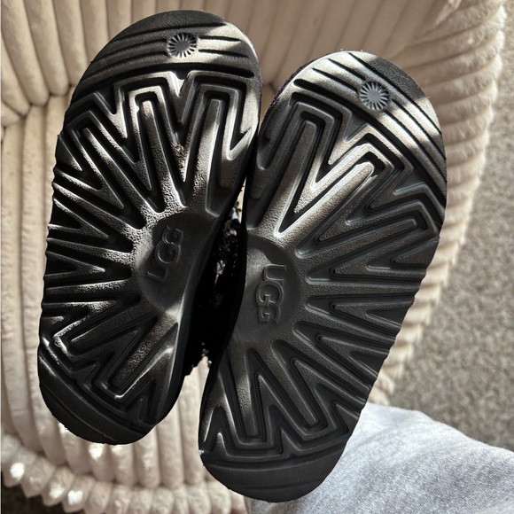 BLACK SEQUIN UGG SIZE 13Y - Picture 4 of 4